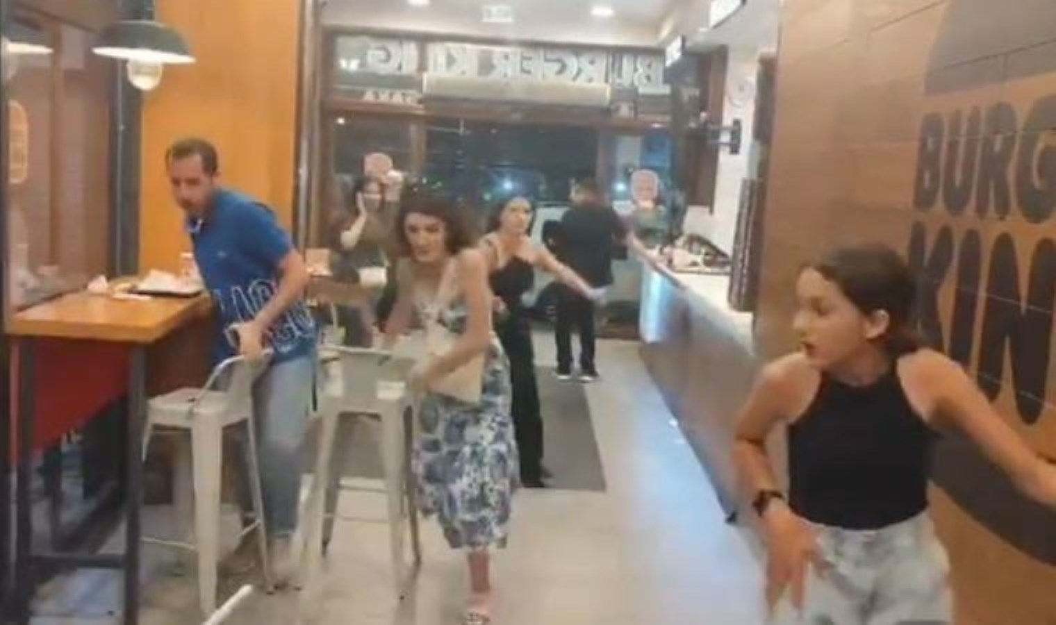 Diyarbakır’da ‘Starbucks ve Burger King’e saldırı: 16 kişi gözaltına alındı