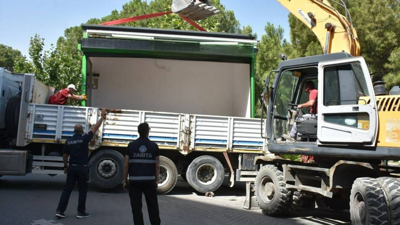 Edremit Belediyesi, izinsiz yapıları yıkıyor